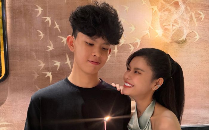 Trương Quỳnh Anh cười tươi rói mừng sinh nhật của người đặc biệt
