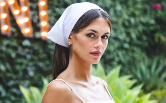 Siêu mẫu Kaia Gerber khoe khéo vòng một với váy trắng gợi cảm
