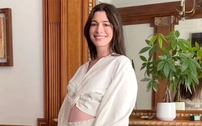 Anne Hathaway mang thai ở tuổi 43, lần đầu khoe bụng bầu sau hành trình vượt qua biến cố