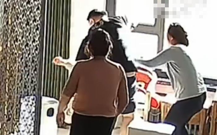 Sinh con chưa tròn 2 tháng, người vợ bị chồng hành hung dã man gây phẫn nộ