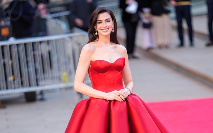 Anne Hathaway được khen ngợi vì giấu kín chuyện mang thai trong quá trình quảng bá phim