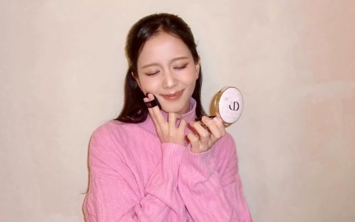 Jisoo (BLACKPINK) khiến dân mạng trầm trồ khi khoe visual trong trẻo