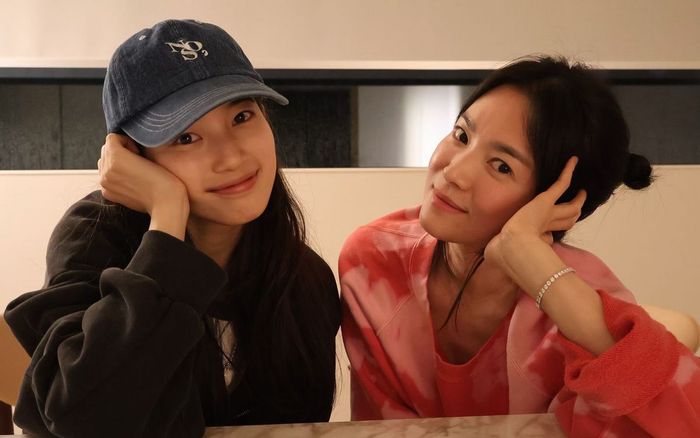 Suzy khoe ảnh hẹn hò cùng Song Hye Kyo