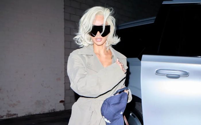 Người mẫu Kim Kardashian gây sốt với mái tóc bạch kim mới
