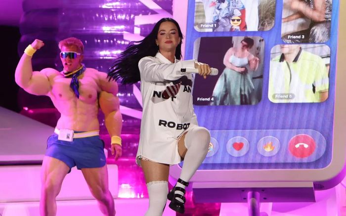 Katy Perry công khai 'khịa' Orlando Bloom và dàn tình cũ ngay trên sân khấu