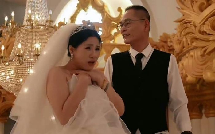 Đám cưới đến muộn 36 năm, người mẹ 57 tuổi bật khóc khi bất ngờ trở thành cô dâu