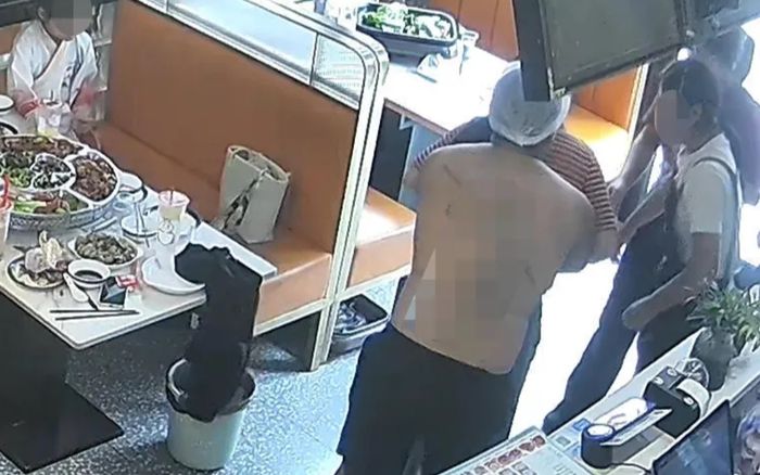 Cứu sống thực khách bị hóc dị vật, nam đầu bếp gây tranh cãi vì một chi tiết