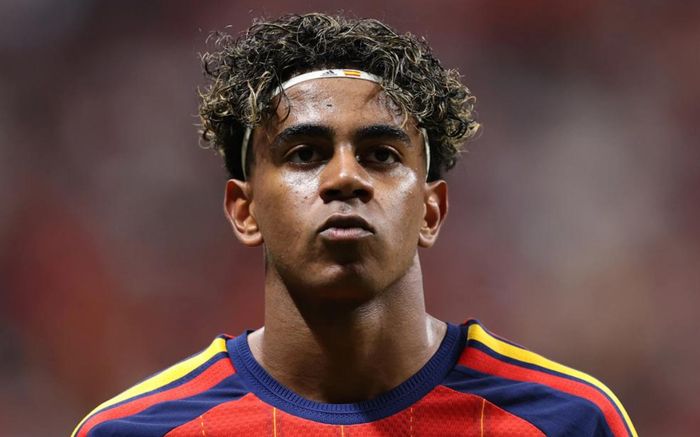 Lamine Yamal chịu thua Messi