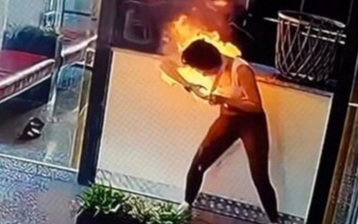 Pin dự phòng phát nổ trong túi xách, ngọn lửa bùng lên sát mặt cô gái