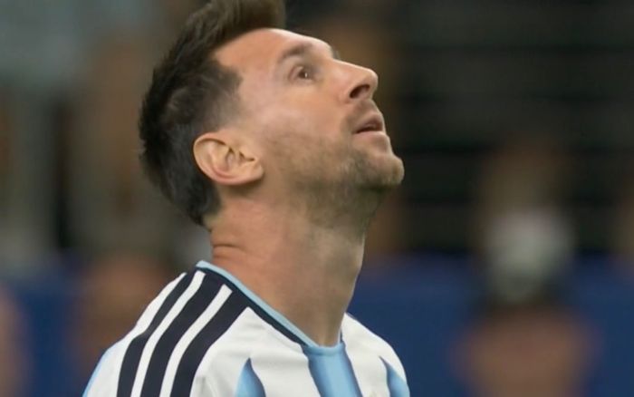Messi đá hỏng phạt đền, ôm mặt đầy tiếc nuối