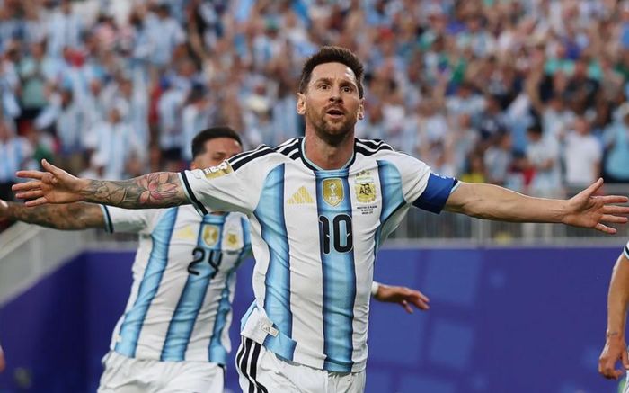 Messi chuộc lỗi bằng siêu phẩm, chính thức lập kỷ lục World Cup