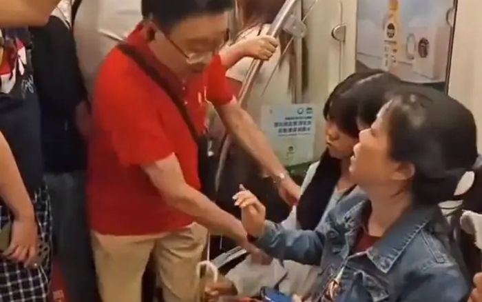 Người đàn ông ép bé gái nhường ghế trên tàu điện, mẹ ruột phản ứng gây xôn xao
