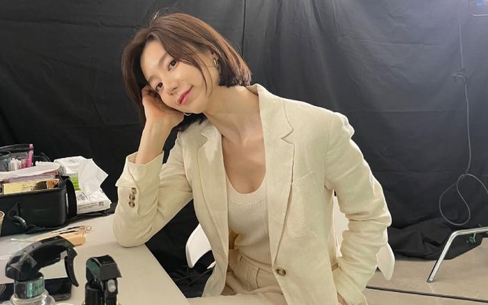 Nhan sắc tuổi 40 của Park Soo Jin gây choáng: Trẻ như nữ sinh, được Bae Yong Joon tháp tùng đầy tình cảm