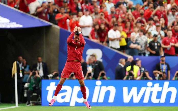 Ronaldo bùng nổ với cú đúp lịch sử