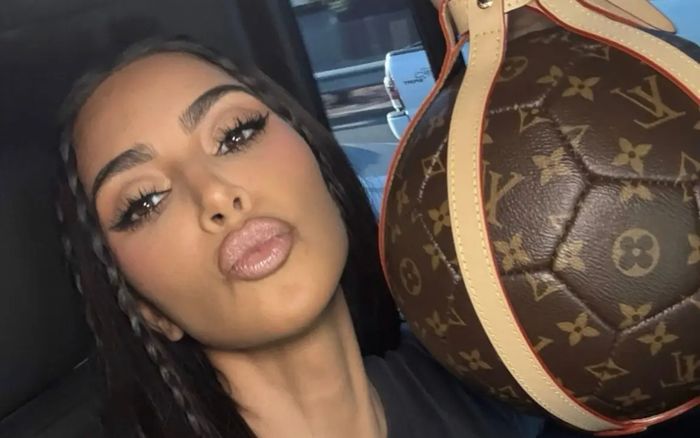 Người mẫu Kim Kardashian gây chú ý với món đồ hiếm liên quan đến World Cup