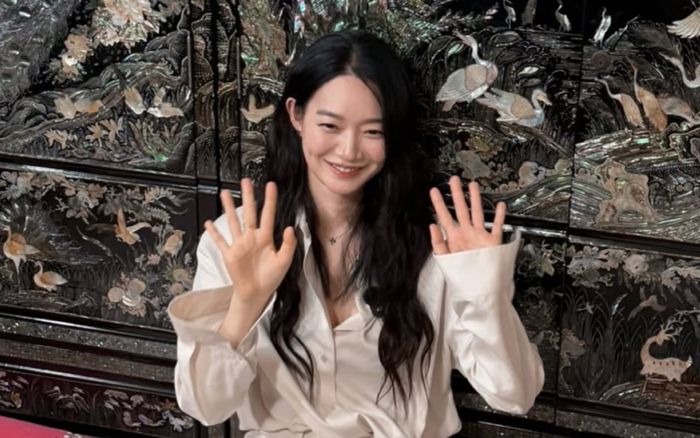Nữ diễn viên Shin Min Ah khoe ảnh chụp với biểu cảm tinh nghịch
