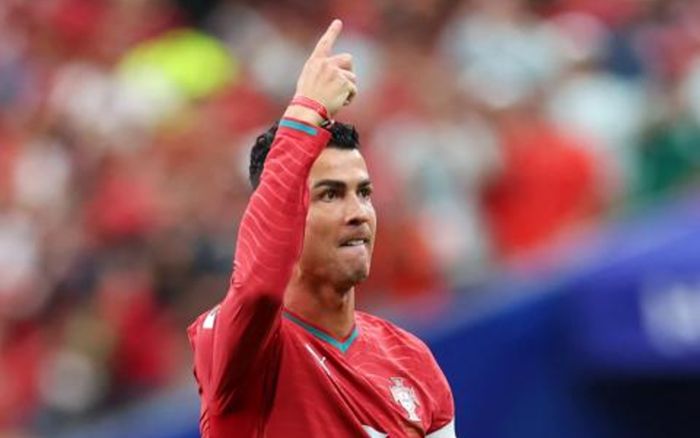 Ronaldo phá kỷ lục, Colombia giành vé đi tiếp