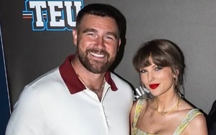 Taylor Swift diện váy hoa ngắn xuất hiện nổi bật bên Travis Kelce