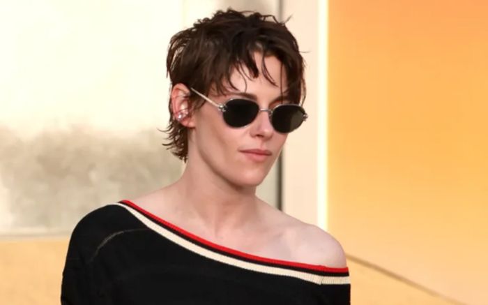Kristen Stewart gây tranh cãi với cách phối váy cùng quần short