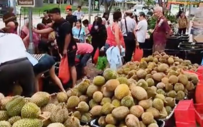 Cửa hàng phát miễn phí 1 tấn sầu riêng mỗi ngày, người dân xếp hàng để nhận