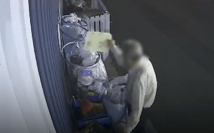 Nhặt được nồi cơm điện cũ, bảo vệ chung cư ngỡ ngàng gần 400 triệu đồng giấu bên trong