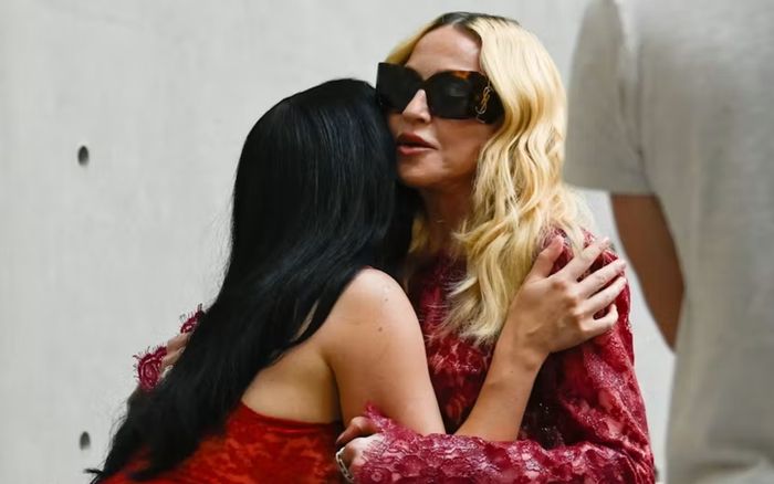 Madonna và Charli XCX xóa tan tin đồn bất hòa sau màn hội ngộ tại Paris