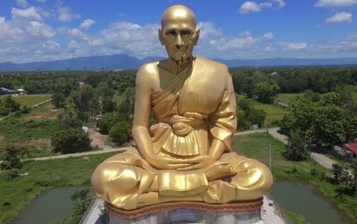 Bức tượng cao tăng tại ngôi chùa nổi tiếng xảy ra hiện tượng lạ, người dân ồ ạt đến xem