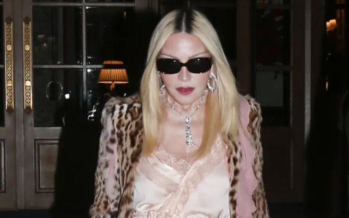 Madonna nổi bật với nội y lụa phối cùng tất lưới trên phố Paris