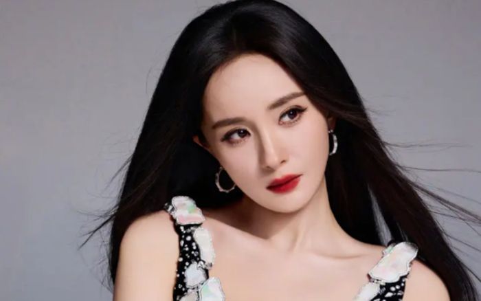 Dương Mịch gây bão với tạo hình quyền lực tại tiệc đề cử Bạch Ngọc Lan