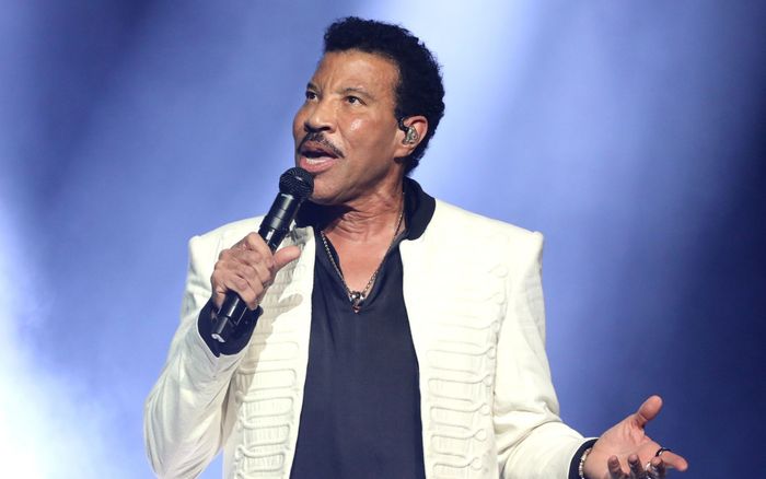 Danh ca Lionel Richie hủy đêm diễn sau chưa đầy 1 giờ vì đổ bệnh