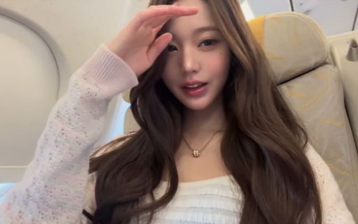 Jang Won Young gây chú ý với diện mạo tự nhiên trên máy bay sau ồn ào