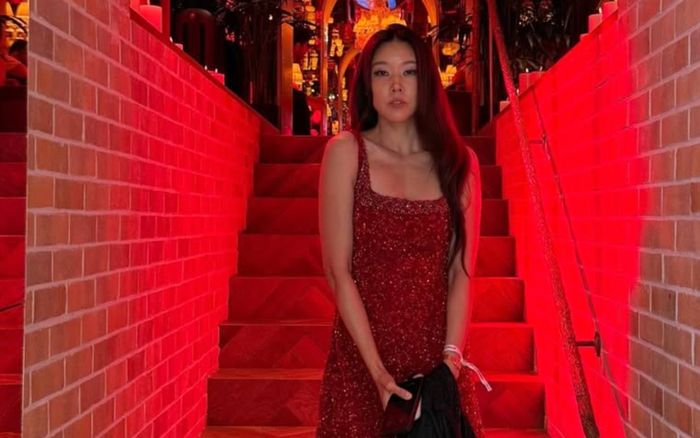 Người mẫu Han Hye Jin gây sốt với đôi chân dài ở tuổi 43