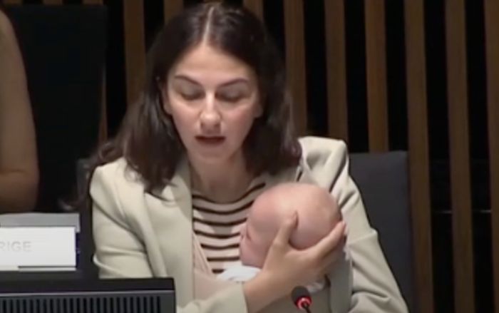 Bộ trưởng Thụy Điển địu con trai 3 tháng tuổi dự họp EU, kèm theo thông điệp đáng chú ý