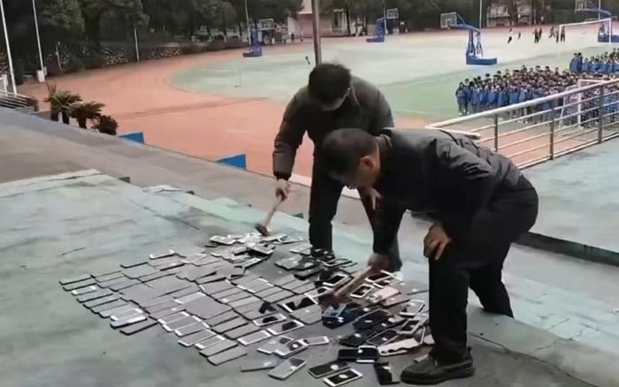Trường học công khai đập nát hàng trăm chiếc điện thoại của học sinh, lý do gây tranh cãi