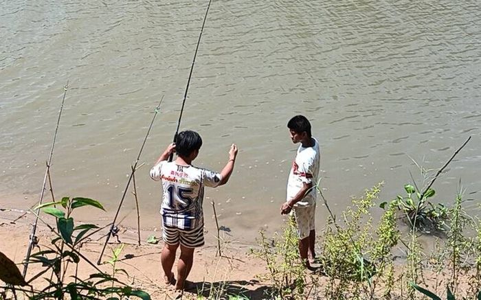 Đi câu cá, người đàn ông câu trúng 'bảo vật' dưới sông