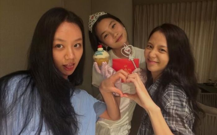 Hyeri khoe ảnh du lịch cùng Jisoo và Jung Ho Yeon, mặt mộc vẫn khiến fan xuýt xoa