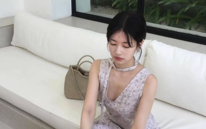 Jung So Min gây chú ý với vóc dáng mảnh mai trong loạt ảnh mới