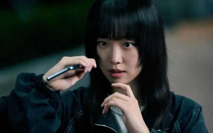 Jin Ki Joo đổi đời nhờ bom tấn Bài Học Đáng Đời