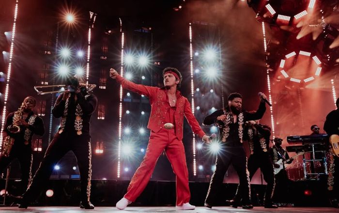Bruno Mars tạo 'cơn địa chấn' tại Berlin (Đức) giữa thời điểm nắng nóng kỷ lục