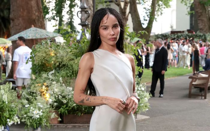 Zoë Kravitz lần đầu khoe rõ nhẫn đính hôn khủng từ Harry Styles