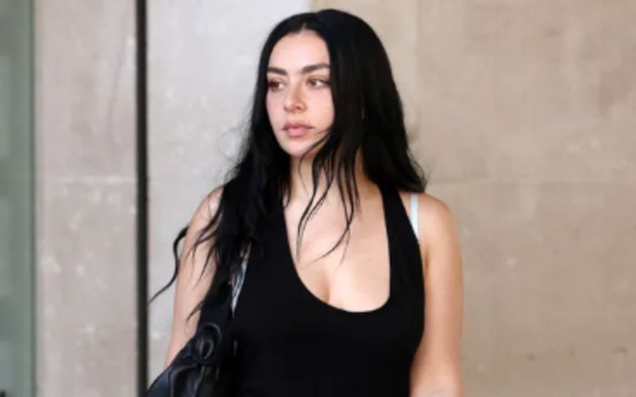 Charli XCX khoe dáng với váy đen ôm sát và giày cao gót hồng nổi bật