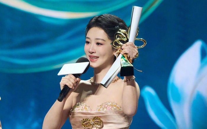 Dương Tử lộ diện sau khi đón tin vui, làm ngay hành động khiến fan ngỡ ngàng