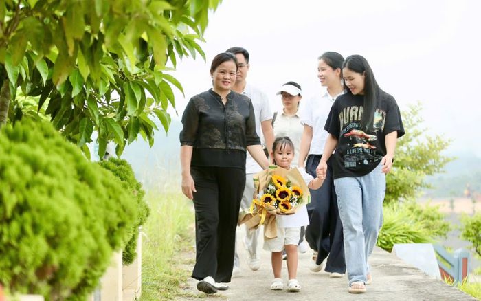 Ngày Gia đình Việt Nam (28/6): Nhiều gia đình dành thời gian trở về cội nguồn, vun đắp đạo hiếu