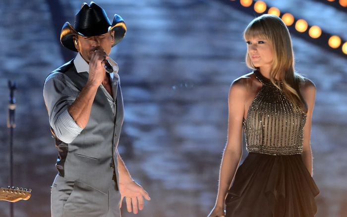 Xôn xao danh tính hai huyền thoại âm nhạc sẽ biểu diễn tại đám cưới Taylor Swift