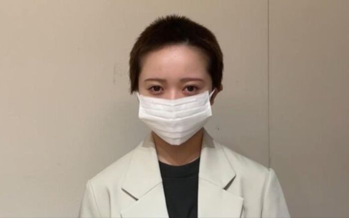 Nữ ca sĩ nổi tiếng đăng video 9 phút tiết lộ chuyện bị công ty ép cạo đầu vì hẹn hò với fan
