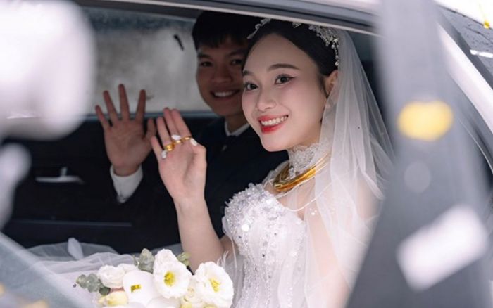 Hồ Văn Cường công khai ngọt ngào bên vợ xinh đẹp