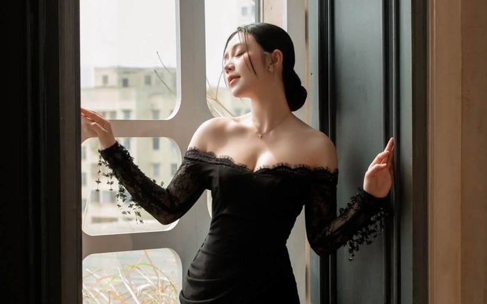 Quỳnh Kool diện váy hở vai, khoe nhan sắc 'vạn người mê' ở tuổi 30