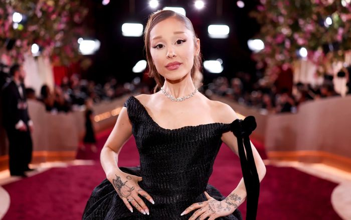 Ariana Grande bị bắt gặp đi cùng bạn trai cũ sau khi chia tay Ethan Slater