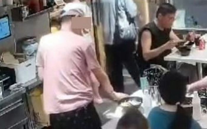 Người đàn ông ăn quỵt không trả tiền, nhân viên hét lên một câu lớn gây bẽ mặt