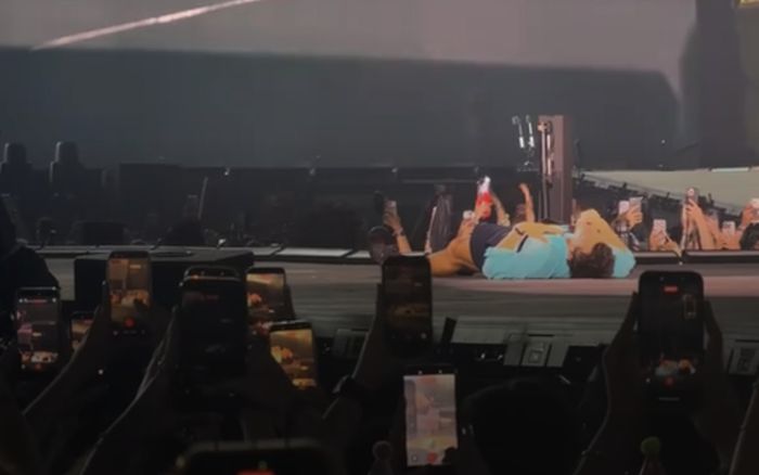 Rõ lý do khiến Harry Styles ngã gục trên sân khấu khi đang biểu diễn